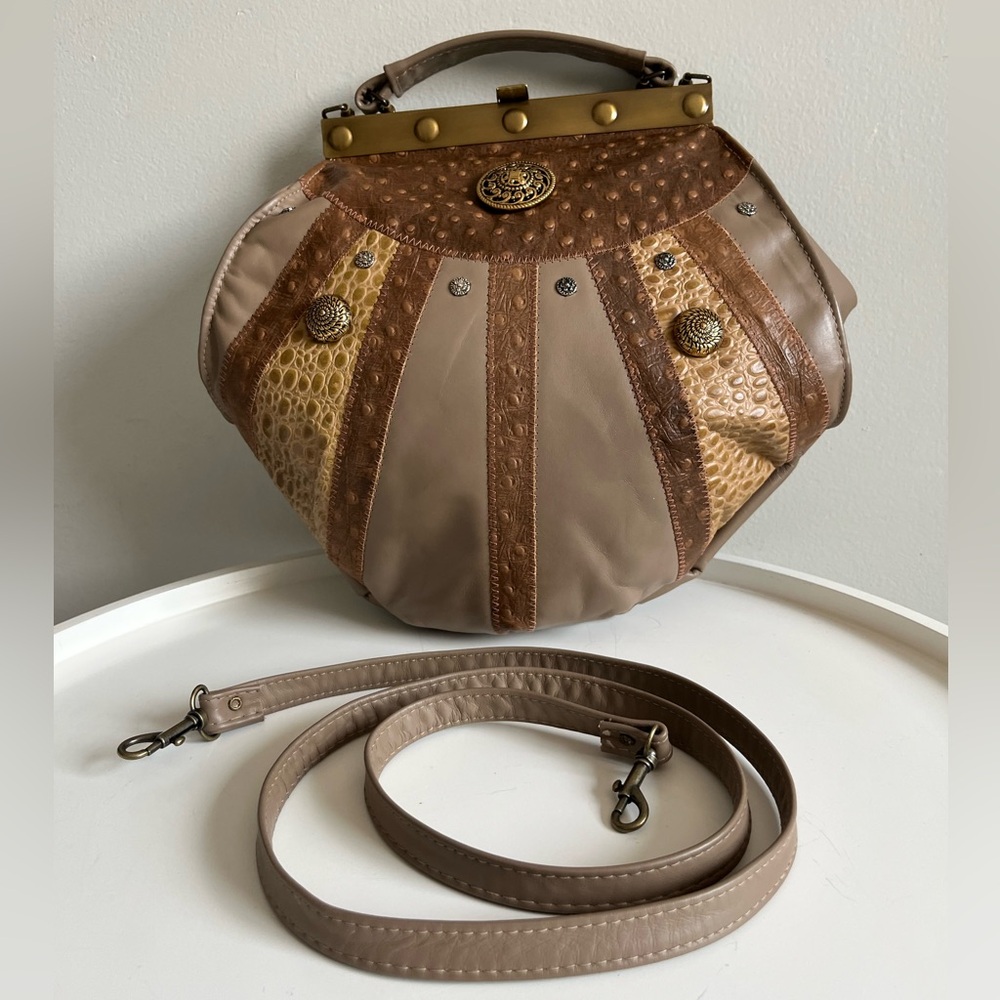 NEW Vintage DESIGNS BY HALMAR Embossed Leather Shell Shape Patches Bag